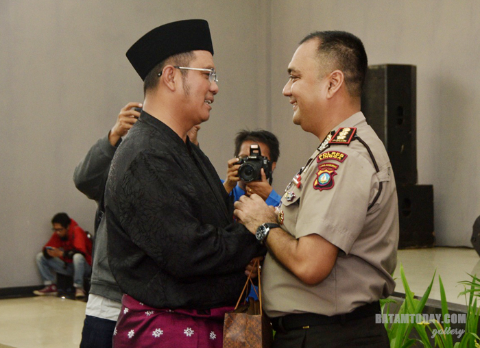 Bupati Bintan Apri Sujadi dan AKBP Boy Herlambang saat berjabat tangan